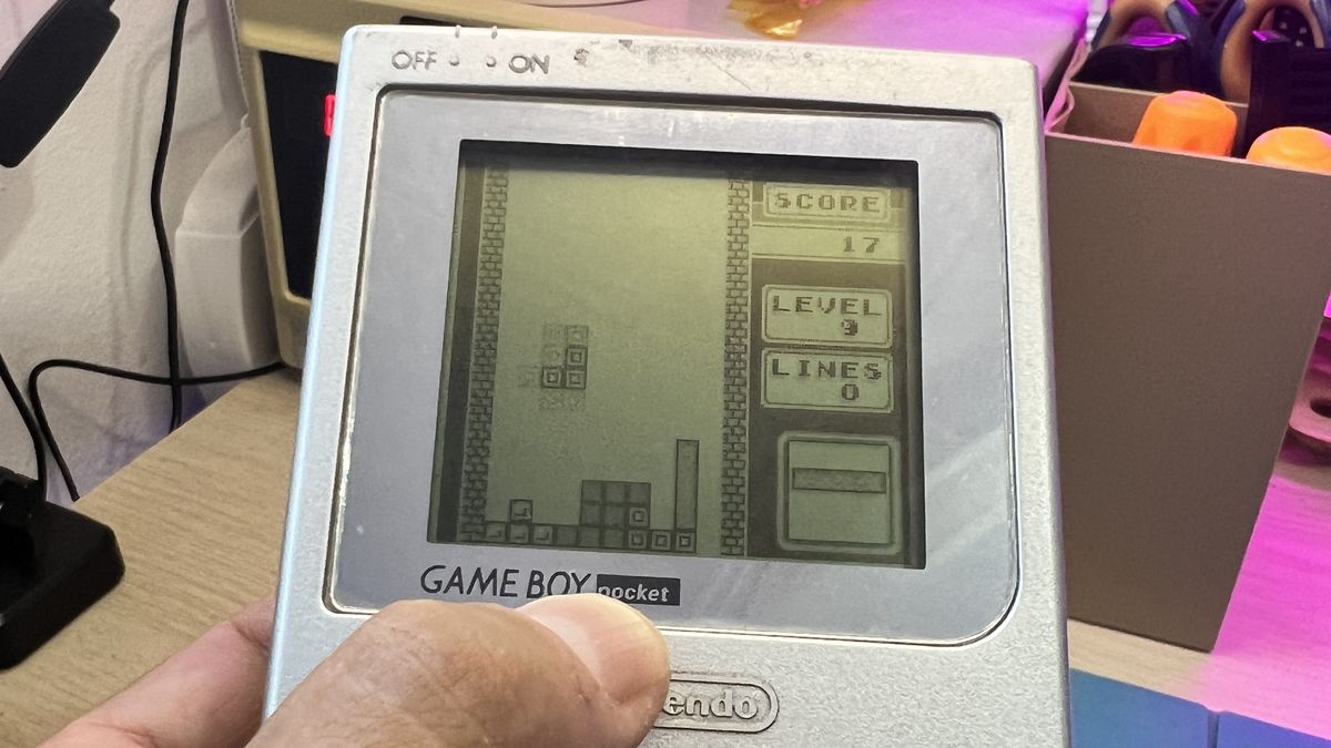 Game Boy Pocket con su pantalla original jugando al Tetris tras cambiar el regulador de alimentación